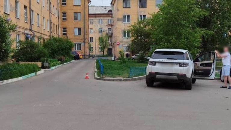 На сидевшего на бордюре во дворе мальчика наехал автомобилист в Ангарске